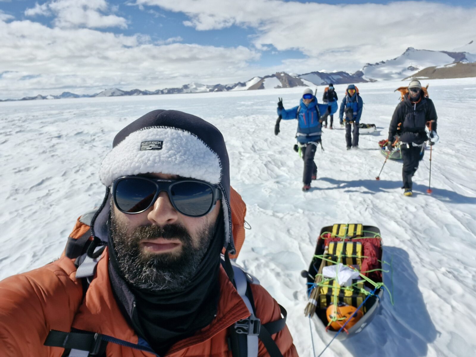 Our team is crossing the Somoveken Glacier to install the short terms seismic sensors