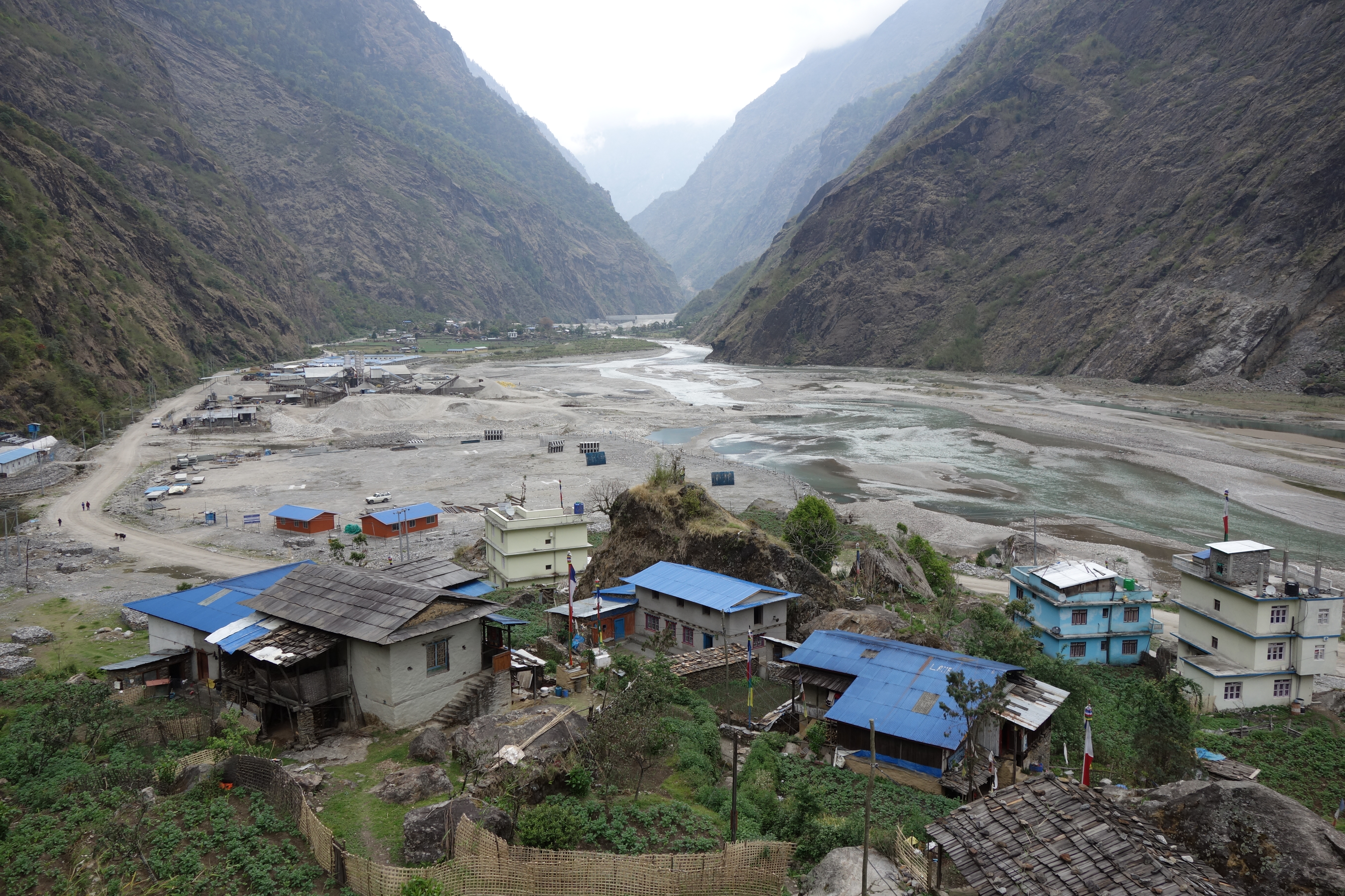 Lamabagar (2000m a.s.l.) lies on the flat riverbed of the Upper Tamakoshi River, which developed as a consequence of a massive landslide (probably earthquake-induced) in the past (by Dr. Viktor Bruckman).