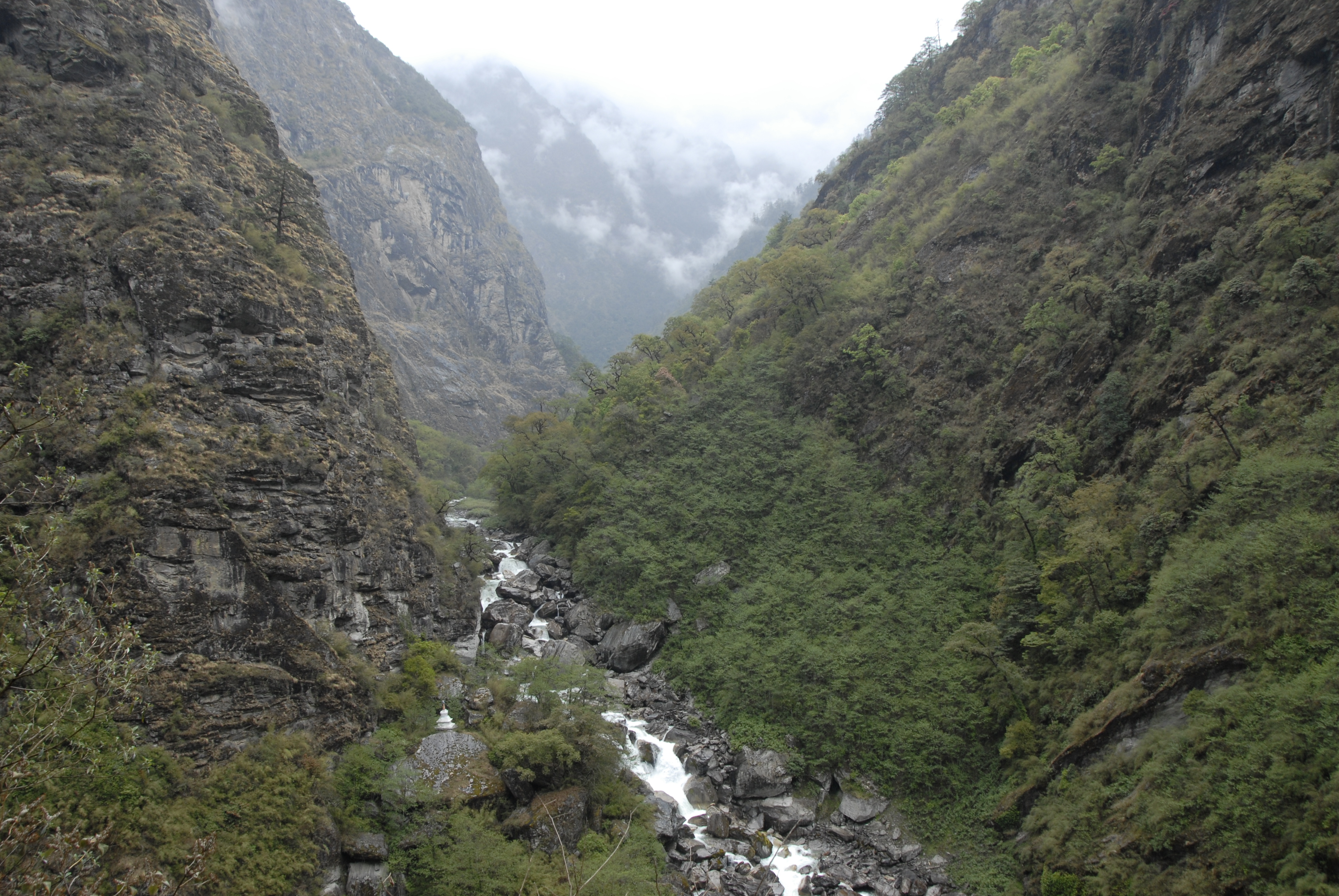 The view to the stupa at the river junction marks the entrance to the Lapchi river valley (by Prof. Dr. Klaus Katzensteiner).