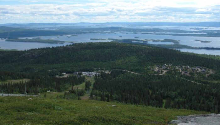 Geodesists on Tour: Taking Greta Gravimeter to the North