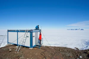 Geodesists on Tour: Gravity measurements on Antarctica