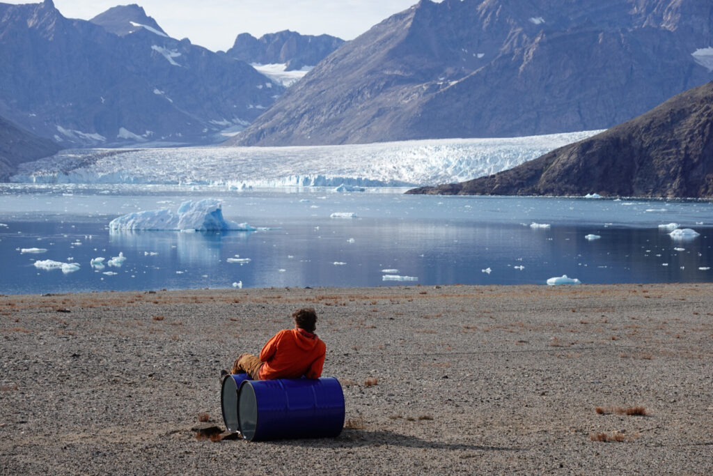Geodesists on Tour: Circumnavigating Greenland by Helicopter
