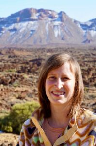 Profile photo of Dr. Jana Eichel in front of a mountain