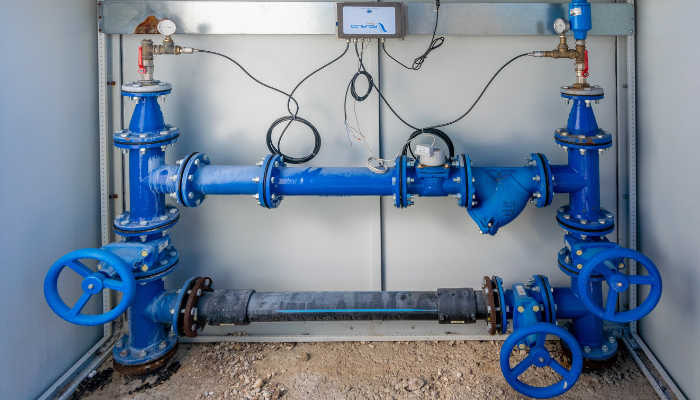 From natural streams to urban consumption: Water distribution networks and their strong environmental footprint in a changing climate