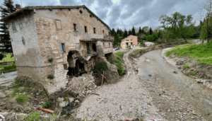 “What if …?” – Creativity in flood risk management using counterfactual scenarios