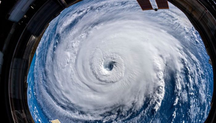 From the eyes of tropical cyclones to flooded strands : how climatologists use weather events to make climate predictions?