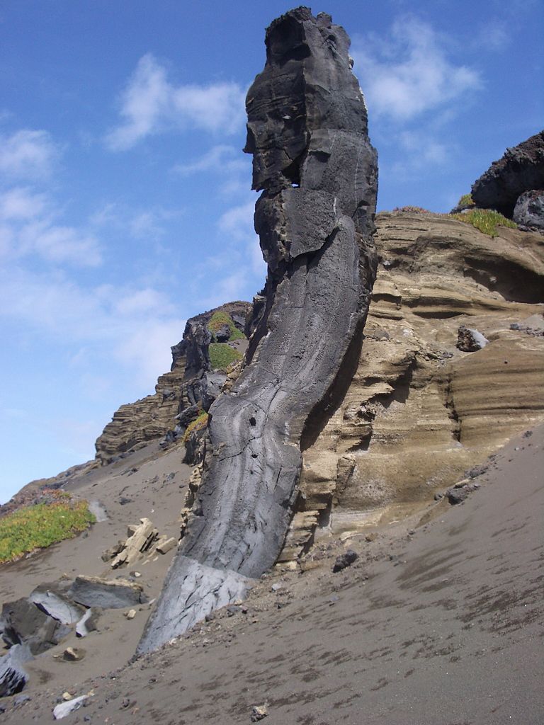 Tectonics And Structural Geology | Features From The Field: Dikes And Sills