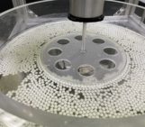 Analogue experimental setup of spherical hydrogel suspension.