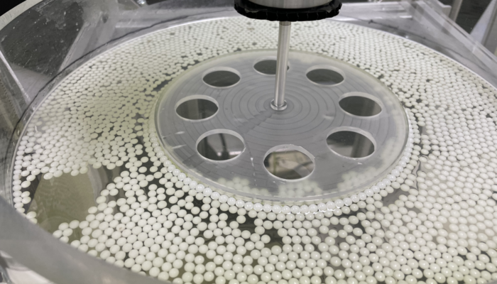 Analogue experimental setup of spherical hydrogel suspension.