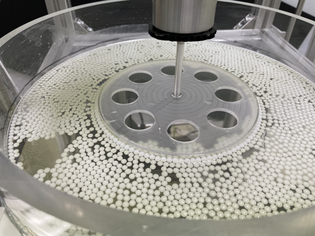 Analogue experimental setup of spherical hydrogel suspension.