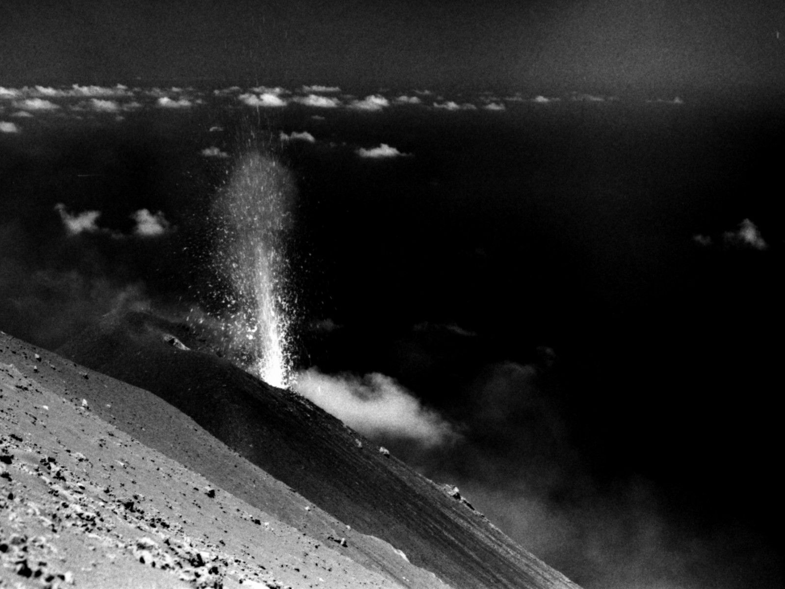 geolog-imaggeo-on-mondays-strombolian-eruption