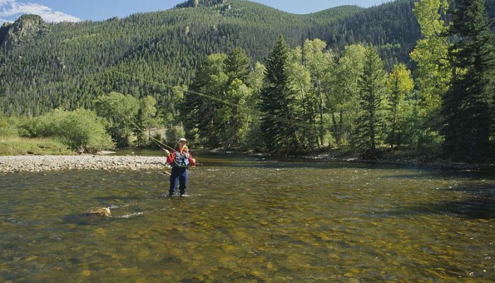 GeoTalk: Fishing meets science with waders and smartphones