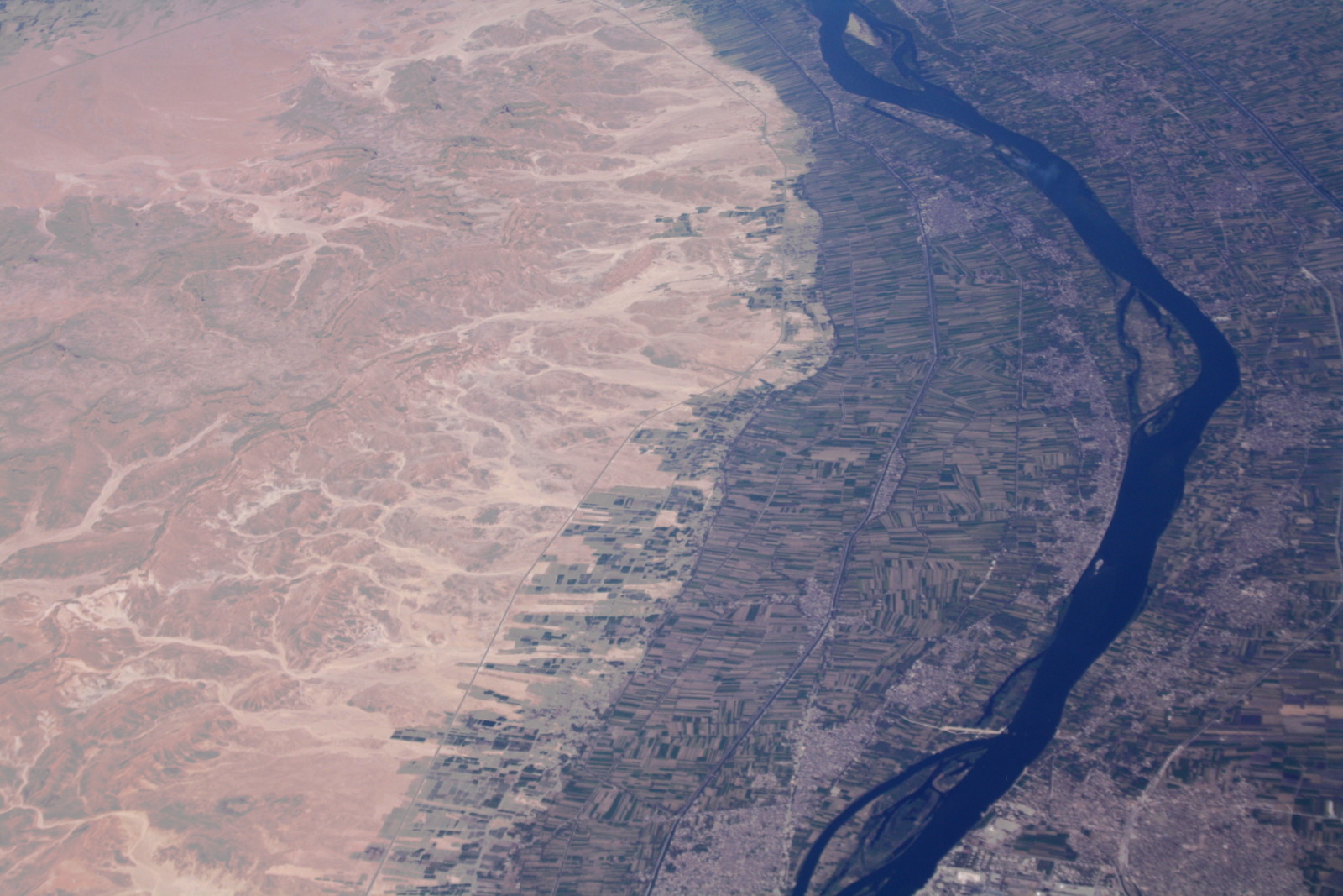 Does the Nile River change it's direction from time to time? If so, why?  What are the consequences of this phenomenon on Egypt and other countries  along the Nile River? - Quora