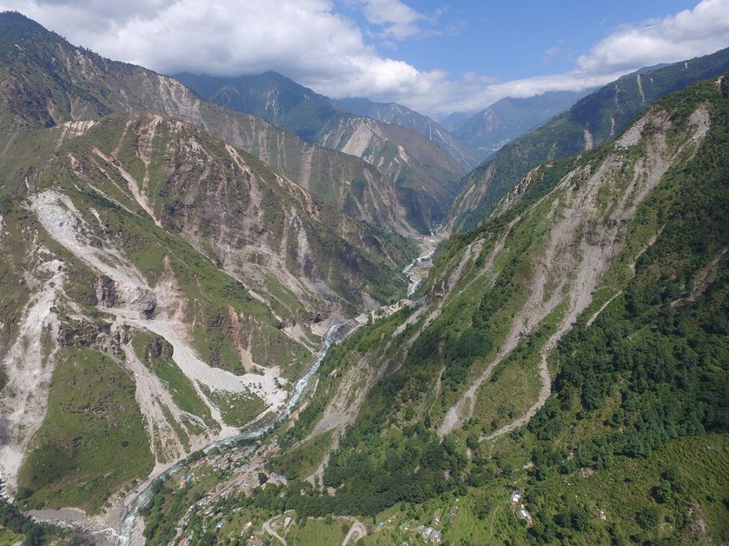 When mountains collapse…
