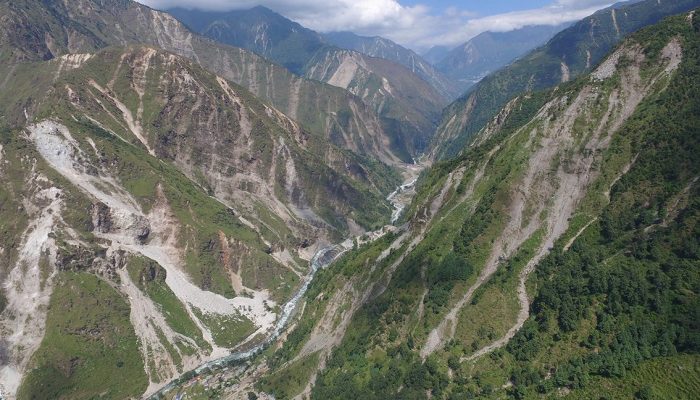 When mountains collapse…