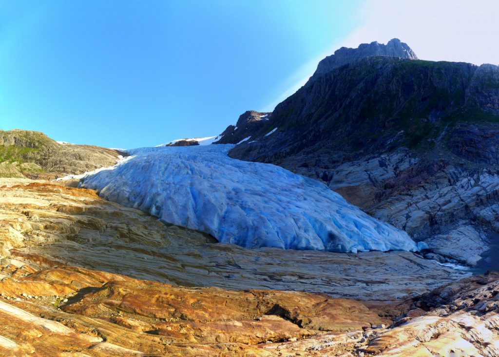Imaggeo on Mondays: Why does a Norwegian glacier look blue?