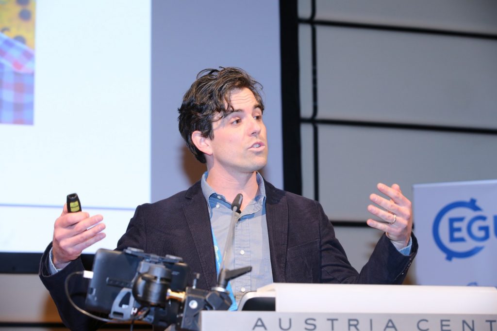 GeoTalk: the climate communication between Earth’s polar regions
