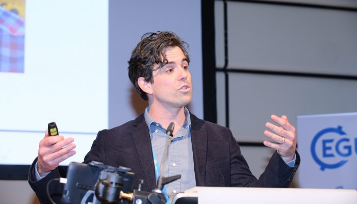 GeoTalk: the climate communication between Earth’s polar regions