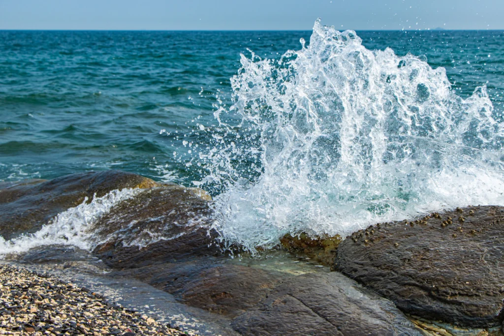 Imaggeo On Monday: Catch the wave hitting on the rocks