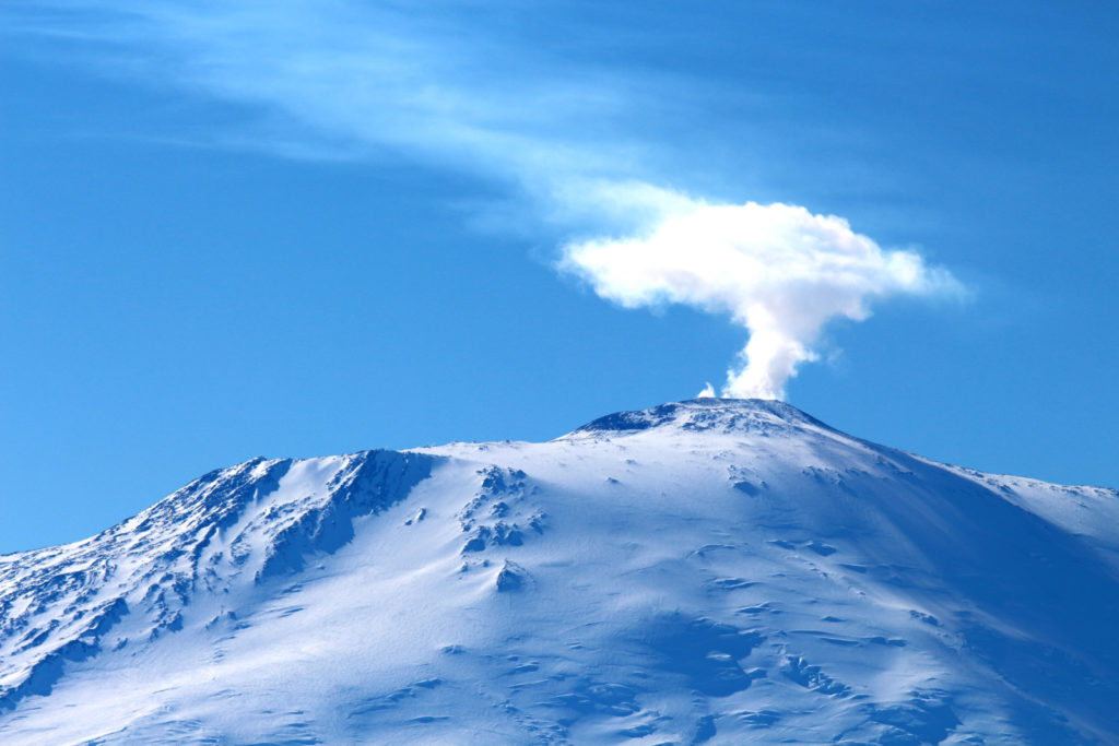 Imaggeo On Monday: Plume of steam rising from the crater of Mount Erebus, Antarctica