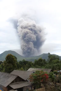 Friday Field Photos: Eruptions at Lokon-Empung volcano, Indonesia