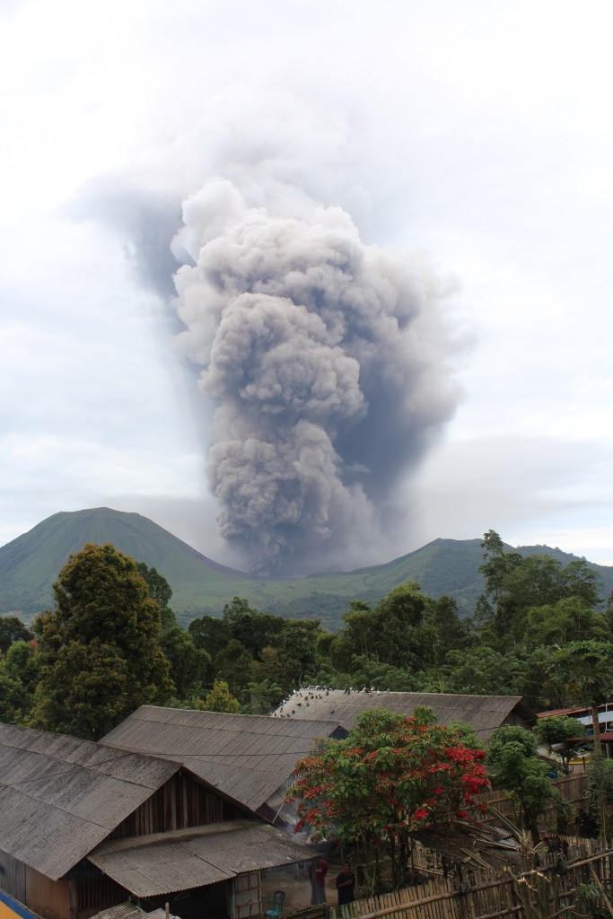 Friday Field Photos: Eruptions at Lokon-Empung volcano, Indonesia