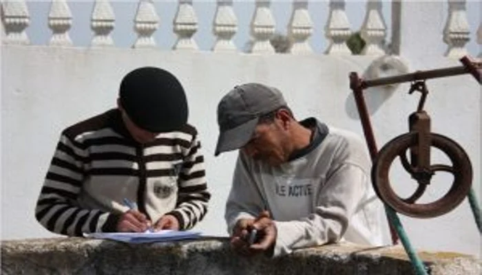 Socio-hydrogeology: bridging the gap between science and society