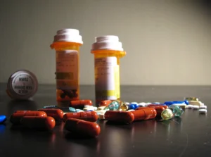 800px-Assorted_pharmaceuticals_by_LadyofProcrastination