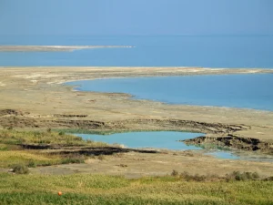800px-Dead_Sea_sinkhole_by_David_Shankbone