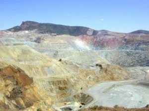 The Chino open-pit copper mine in New Mexico - Source: Eric Guinther, Wikimedia Commons.