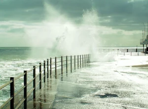 Sea spray on Broadstairs Pier - Photograph: Rose and Trev Clough, WIkimedia Commons.