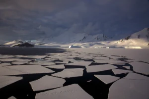 Antarctic mountains and pack ice - Source: Jason Auch, Wikimedia Commons.