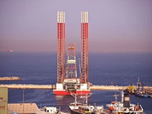 Oil Rig at Port Khaled, UAE - Source: Basil D Soufi, Wikimedia Commons.