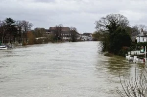  UK Floods, Staines-upon-Thames. Source: Marcin Cajzer, Wikimedia Commons.