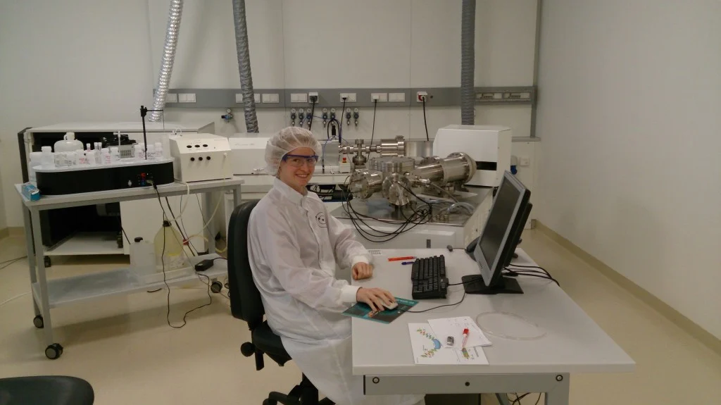 Studying strontium isotopes in the lab. (Credit: Sophie Gangl)