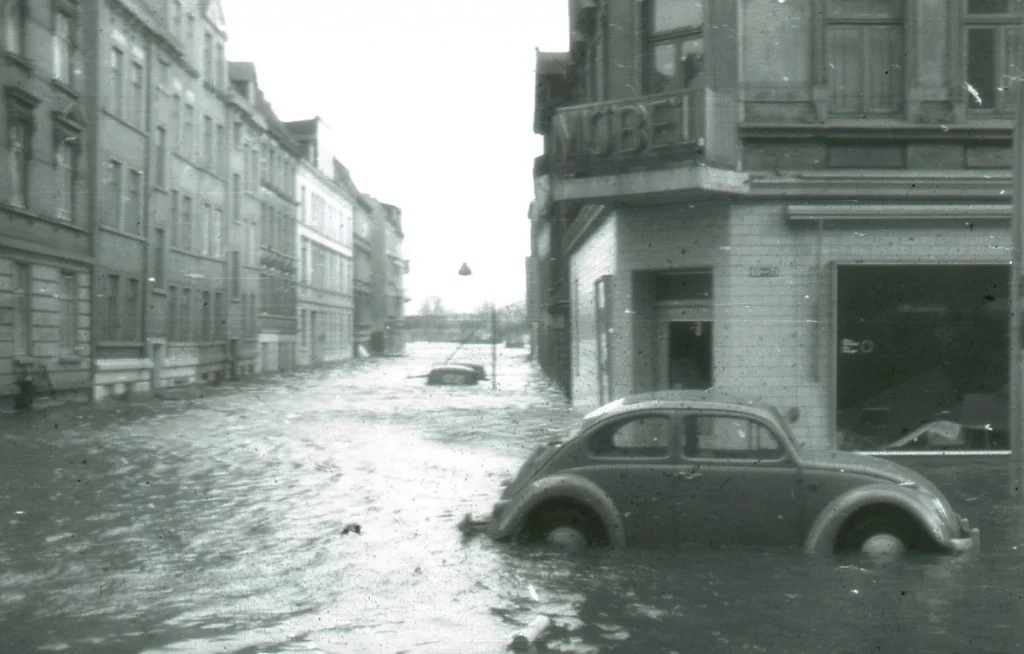 Hamburg’s Wilhelmsburg borough deep underwater after the famous flood of 1962. The recovery took decades. (Credit: Gerhard Pietsch)
