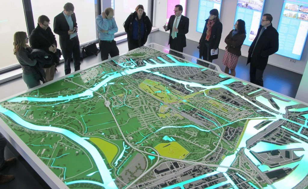 ELEEP members scrutinise the layout of Wilhelmsburg at the IBA Hamburg media centre. (Credit: Edvard Glücksman)