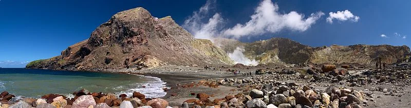 Step back to take in the view – Crater Bay on White Island. (Credit: Javier Sánchez Portero)