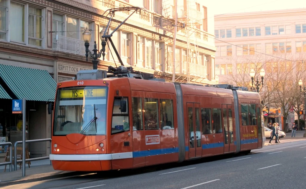  A streetcar in downtown Portland. The city’s streetcar network opened in 2001 and currently comprises two lines, with a daily ridership of 13,100 (2012-2013). (Credit: Edvard Glücksman)