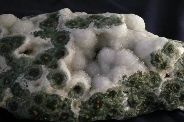 A shiny sample of ocean jasper (Credit: Druzy Macro)