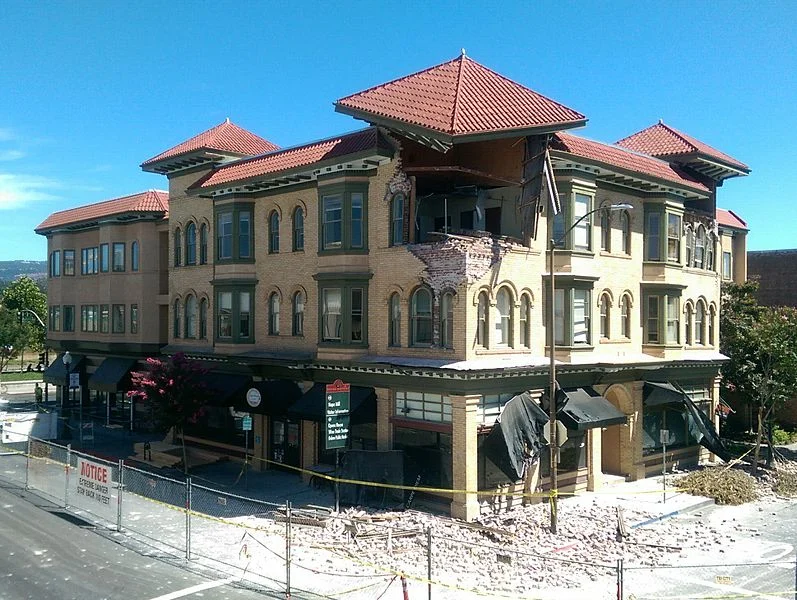 Earthquake damage to the Alexandia Square building in Napa, California (Image Source: Wikimedia Commons, Author: Jim Heaphy; User: Cullen328).