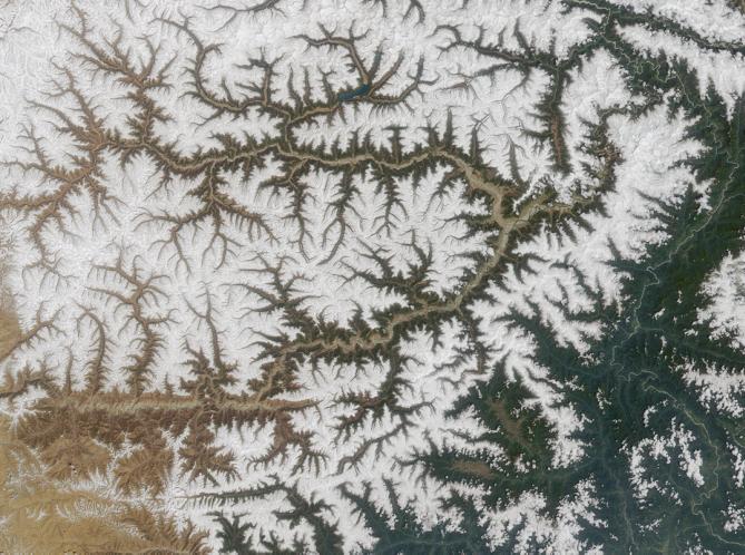 Drainage patterns in Yarlung Tsangpo River, China (Credit: NASA/GSFC/LaRC/JPL, MISR Team)
