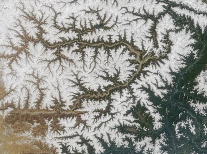 Drainage patterns in Yarlung Tsangpo River, China (Credit: NASA/GSFC/LaRC/JPL, MISR Team)
