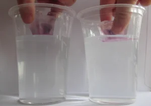 An experiment melting ice cubes in water. (Credit: Mirjam Glessmer).