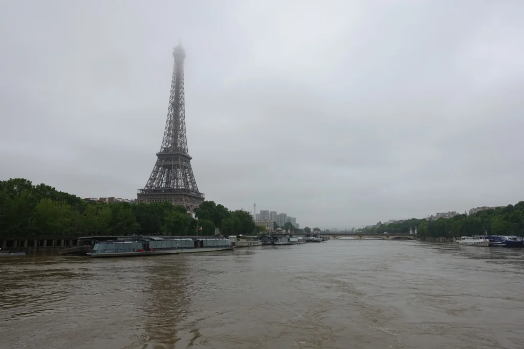 A flood of attention: extreme weather and digital media