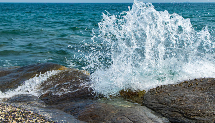 Imaggeo On Monday: Catch the wave hitting on the rocks