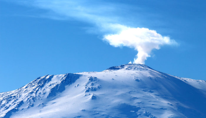 Imaggeo On Monday: Plume of steam rising from the crater of Mount Erebus, Antarctica