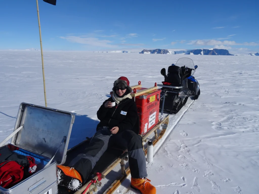 Tea break with Kottas Mountains in the background. For once we were ahead of the rest of the traverse. Credit: Anna Winter.