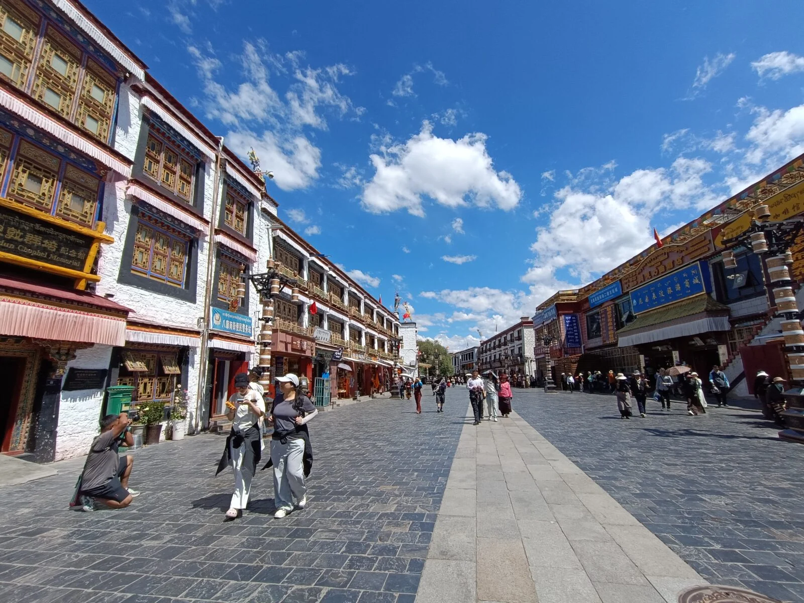 Figure 3: (Left) View of the main square of Cusco, in southern Peru. (Right) View of a historic street in the centre of Lhasa.