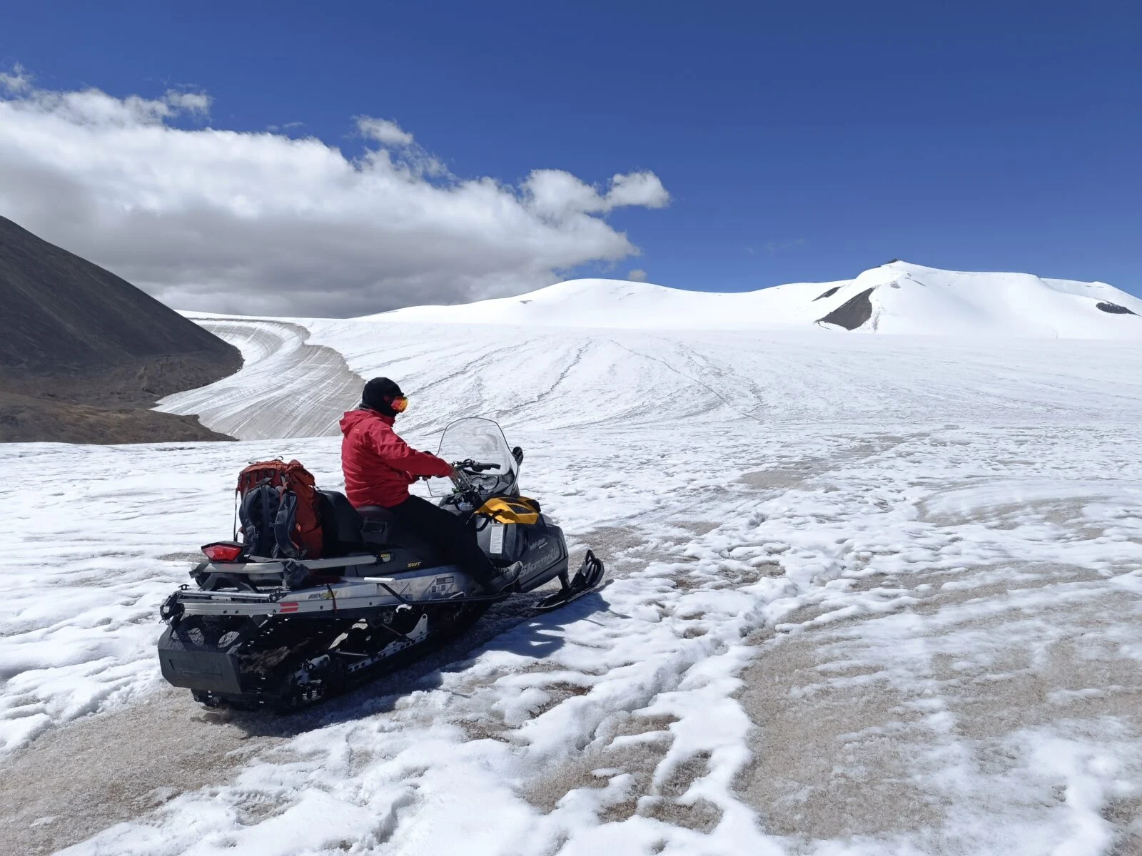 Figure 4: (Left) Sampling of the Puruogangri Ice Sheet. (Right) View of the extent of the ice cap. 